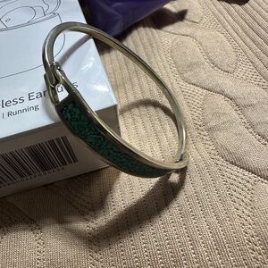 VINTAGE MEXICAN STERLING SILVER CRUSHED TURQUOISE OVAL HINGED BANGLE BRACELET